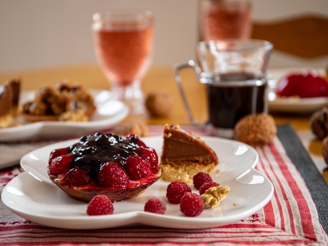 Пирожное с ягодами малины и джемом