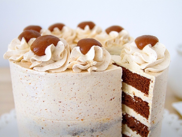 Торт с белым кремом и кофейными коржами 