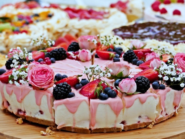 Торт чизкейк с ягодами и цветами 