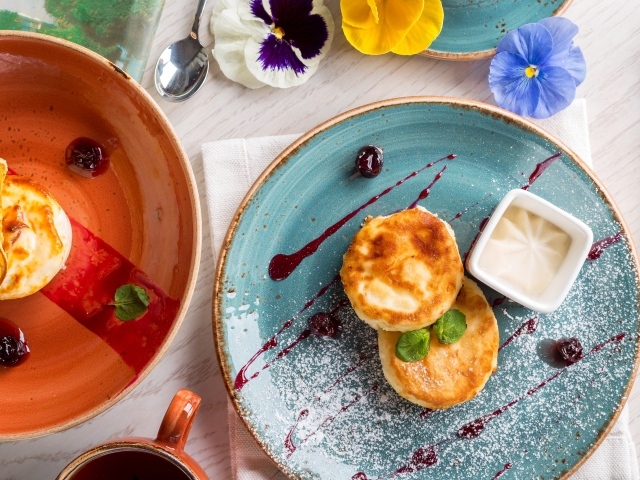 Сырники на тарелке с джемом 