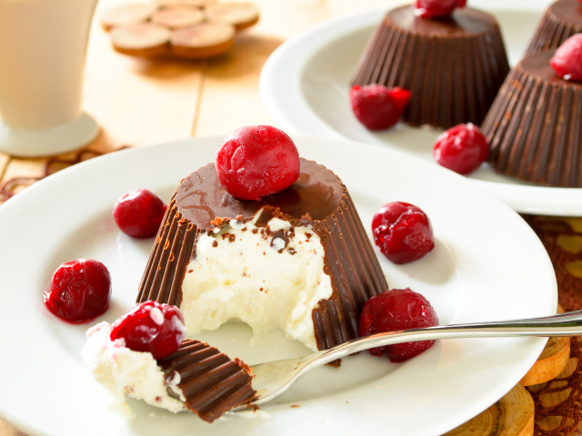 Творожный десерт в шоколаде с вишней 