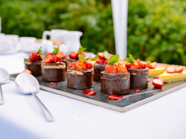 Шоколадное пирожное с ягодами клубники на столе