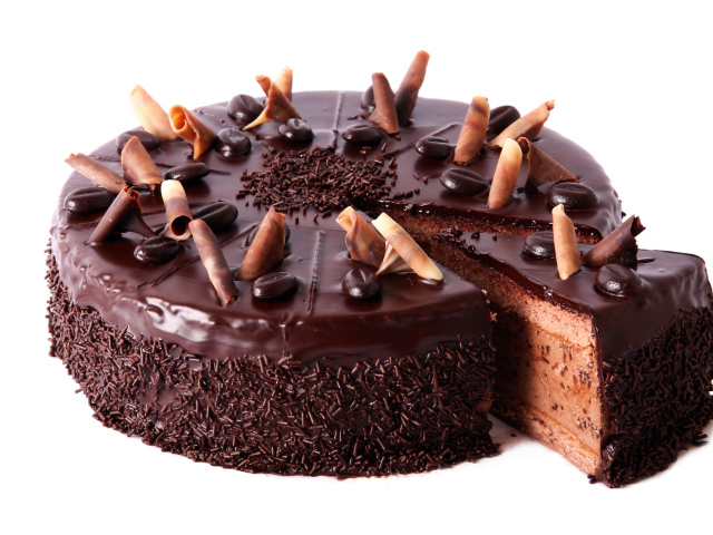 Шоколадный торт с крошкой на белом фоне