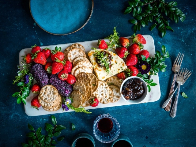 Печенье и ягоды клубники на столе 