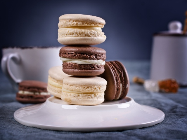 Сливочный и шоколадный десерт макарун на столе с тарелкой