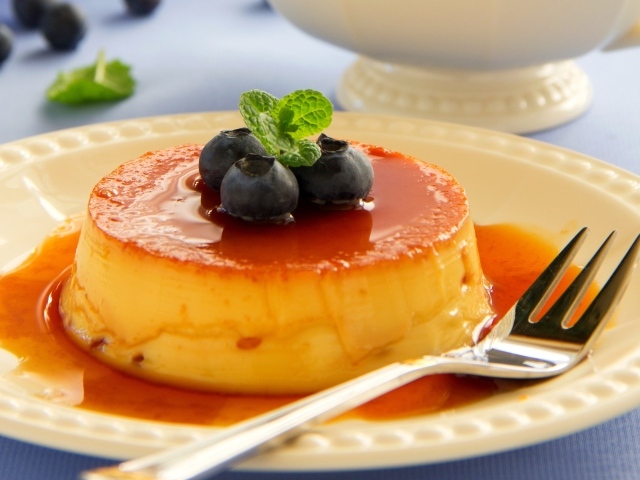 Творожный десерт с сиропом и ягодами черники