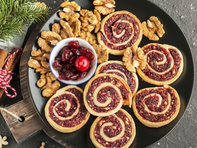 Вкусное печенье на тарелке с сухофруктами и орехами 