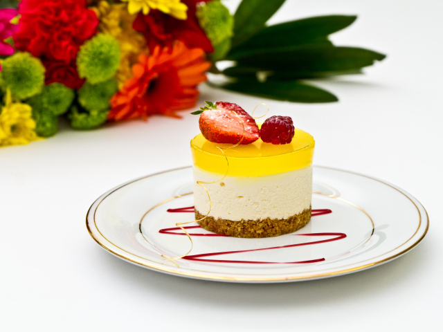 Вкусный десерт с ягодами на большой тарелке