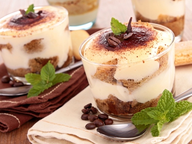 Вкусный десерт с кофе в стаканах с листиками мяты