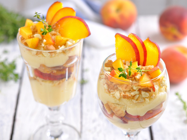 Десерт в стаканах с кусочками свежего нектарина 