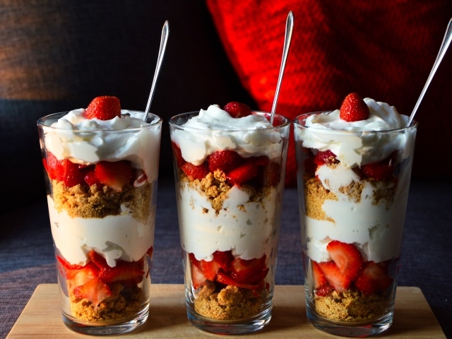 Десерт с хлопьями, ягодами клубники и йогуртом