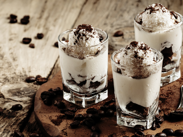 Десерт с взбитыми сливками и кофе 