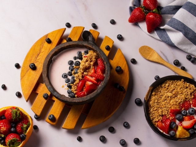 Десерт с йогуртом и ягодами клубники и черники 