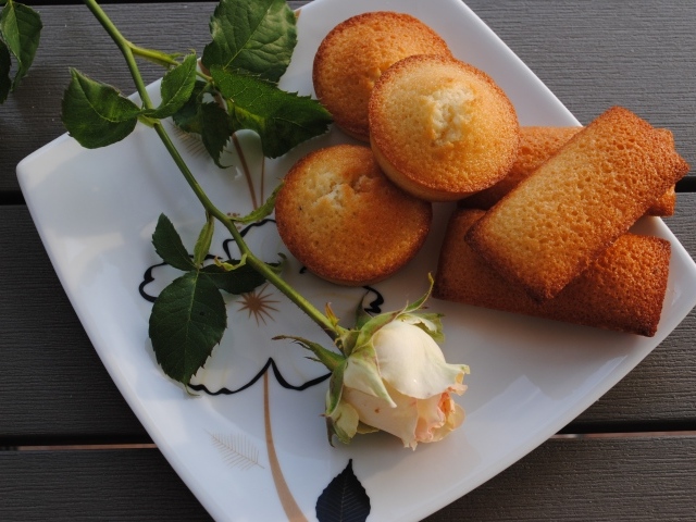 Свежие кексы на белой тарелке с розой