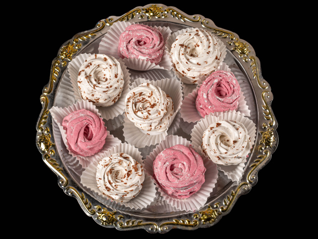 Домашний фруктовый зефир на черном фоне