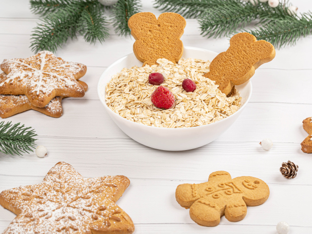Овсяные хлопья  с печеньем на столе с еловой веткой