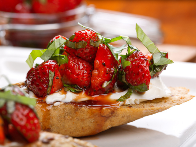 Кусок хлеба с джемом, сыром и клубникой