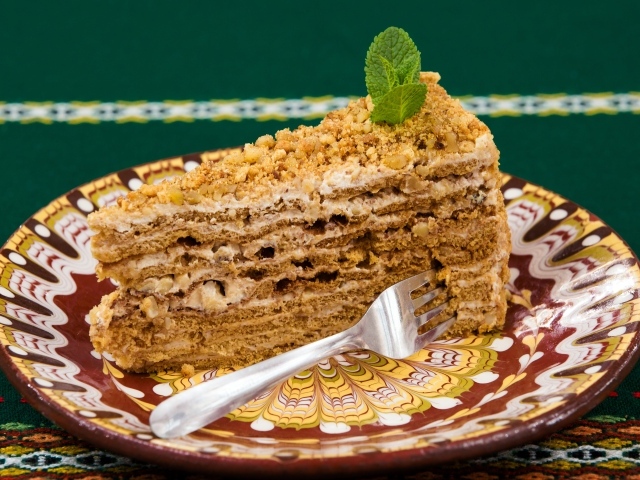 Кусок вкусного торта на красивой тарелке