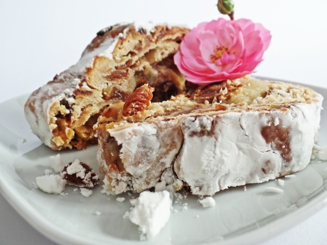 Кусок пирога на белой тарелке с цветком розы 