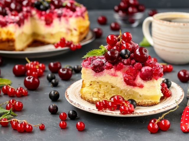 Кусок пирога с ягодами и творогом