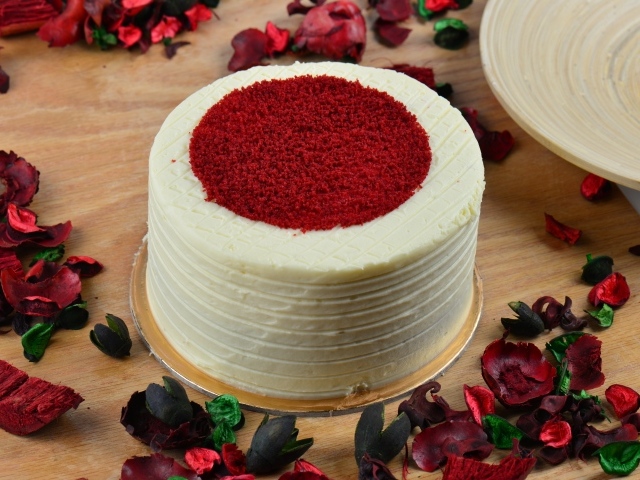 Торт красный бархат с лепестками цветов 