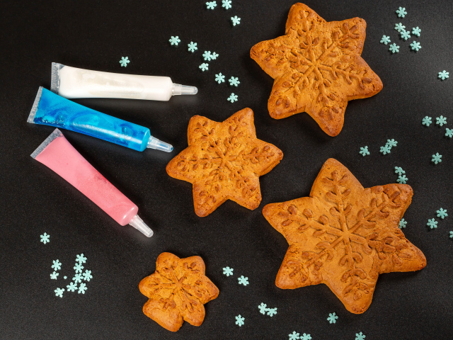 Печенье снежинки с красками на столе