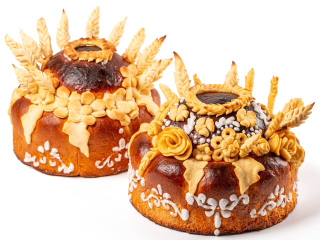 Два каравая с цветами на белом фоне