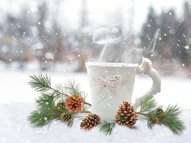 Чашка горячего кофе на снегу с сосновой веткой 