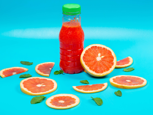 Напиток с грейпфрутом на голубом фоне