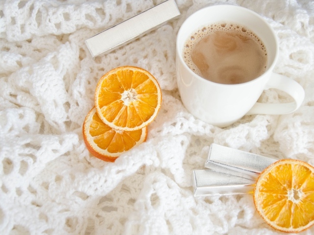 Горячий какао на покрывале с шоколадом и апельсином