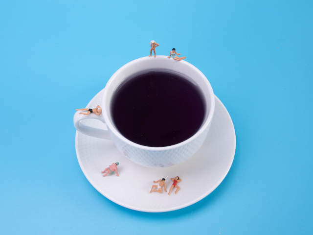 Большая белая чашка кофе на голубом фоне