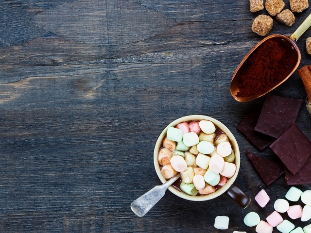 Маршмеллоу на столе с шоколадом и корицей