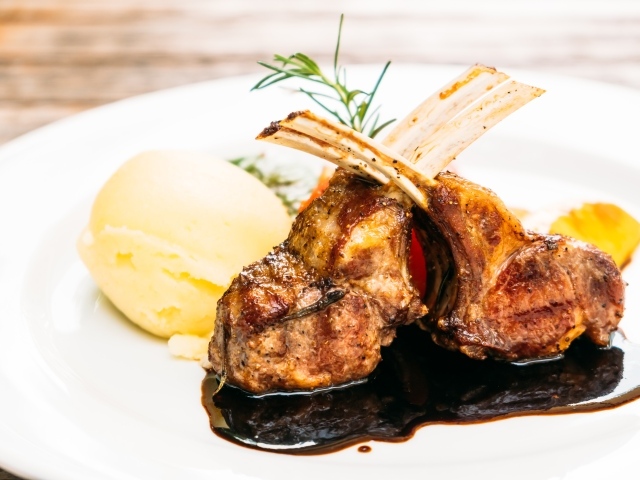 Аппетитные свиные ребрышки с пюре на тарелке 