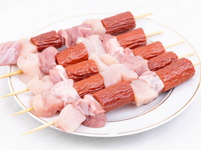 Шашлык из мяса и колбасок на шпажках 