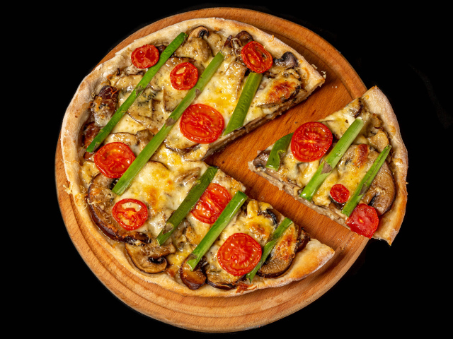 Вкусная вегетарианская пицца с помидорами и шампиньонами на черном фоне