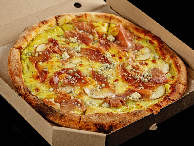 Коробка с пиццей на черном фоне