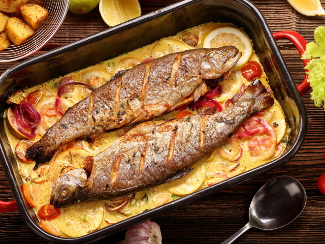 Запеченная рыба с подложкой из картофеля и лимона 