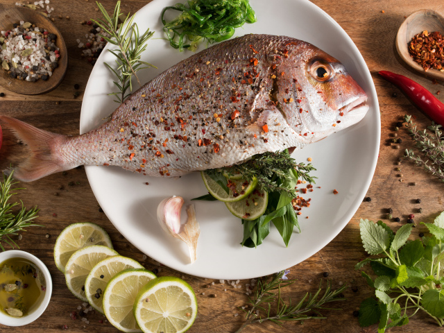 Свежая рыба со специями, зеленью и лаймом 