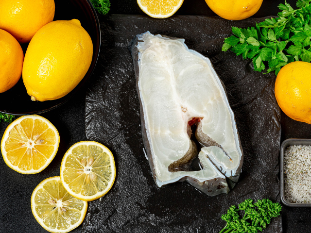 Кусок рыбы с лимоном и петрушкой 