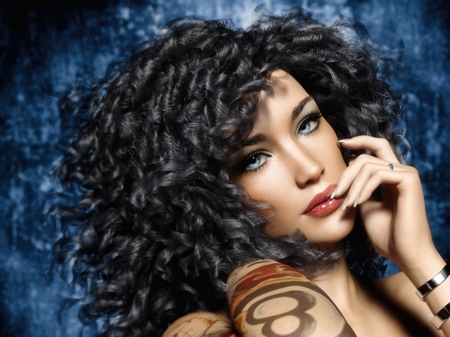 Красивая голубоглазая 3Д девушка с черными волосами