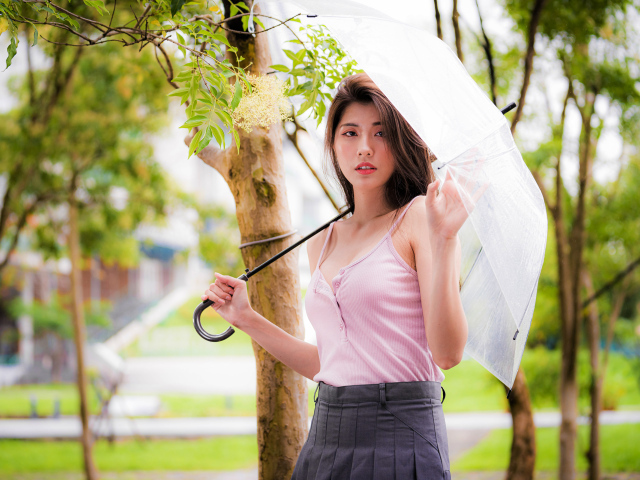 Девушка азиатка с зонтом руке 