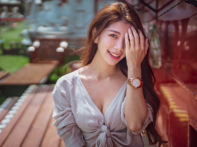 Красивая девушка азиатка закрыла рукой глаз 