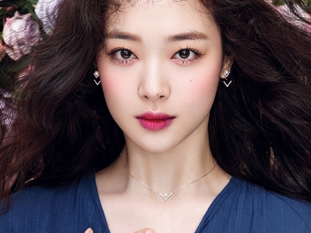 Красивая девушка азиатка с большими карими глазами 