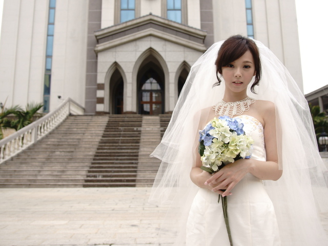 Красивая девушка азиатка в свадебном платье 
