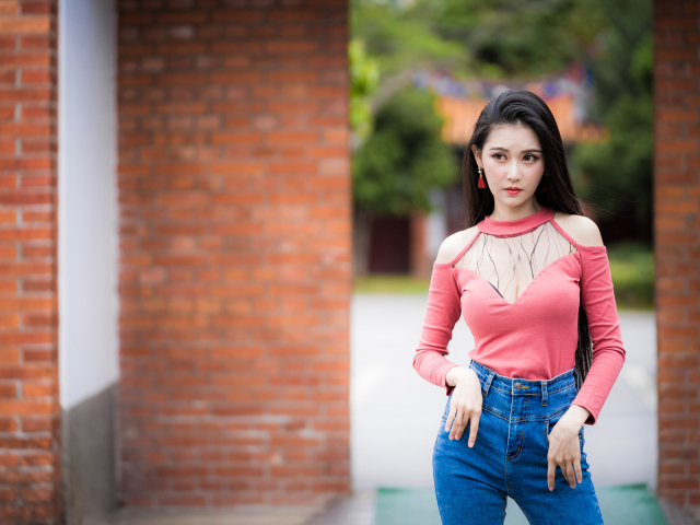 Красивая девушка азиатка в синих джинсах 