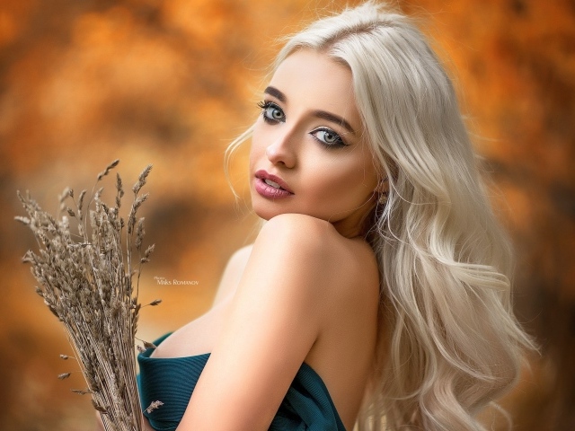 Красивая девушка блондинка с колосьями в руке