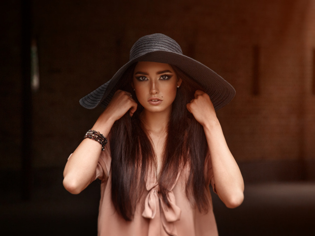 Красивая кареглазая брюнетка в большой шляпе 