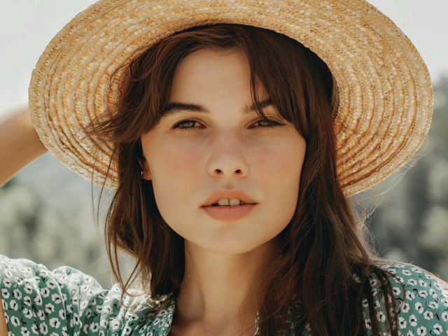 Красивая кареглазая брюнетка в шляпе 