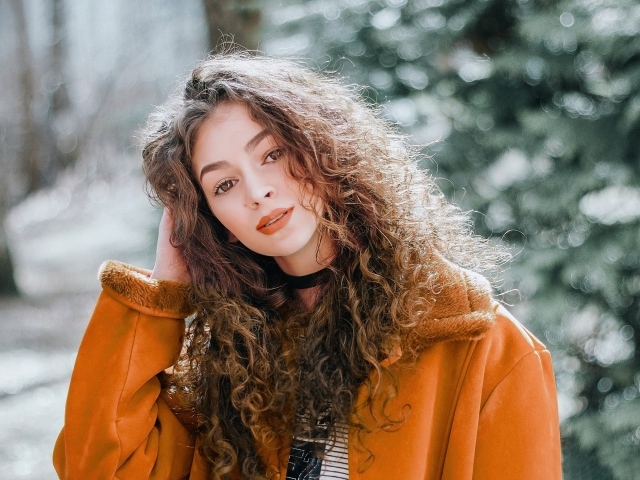 Красивая кареглазая девушка в коричневом пальто 