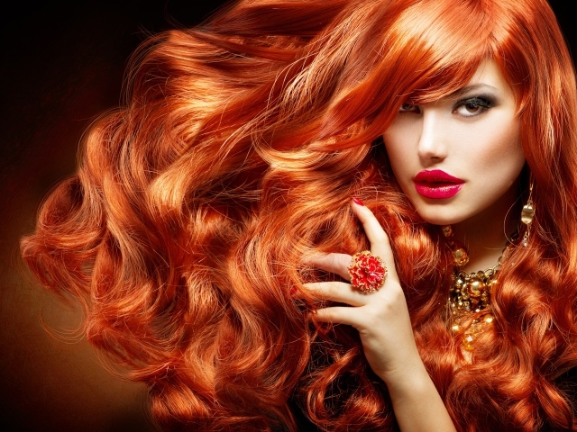Красивые пышные рыжие волосы у девушки 